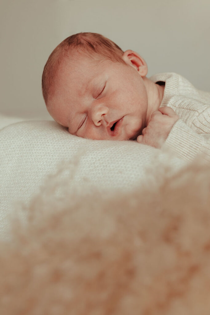 Newborn fotoshoot van een slapende baby