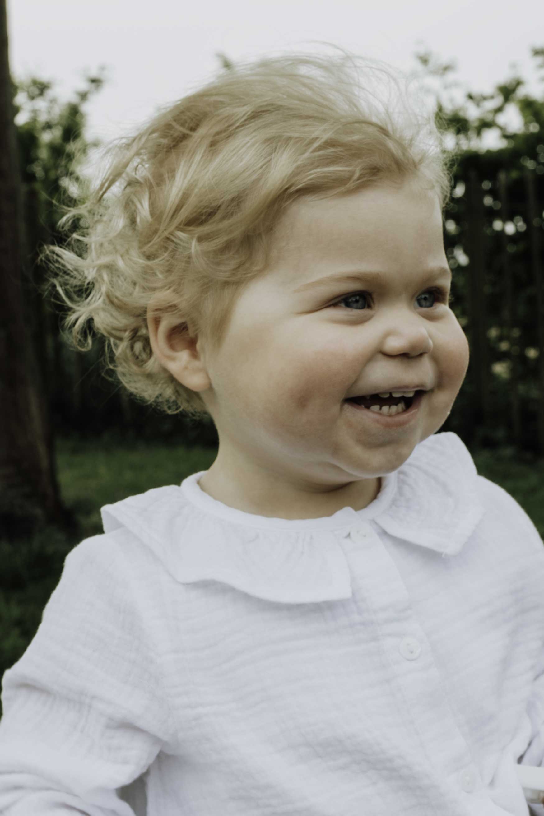 Familiefoto van een gelukkig kindje